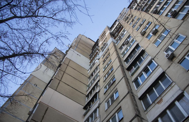 В Киеве пенсионер выбросился из окна многоэтажки