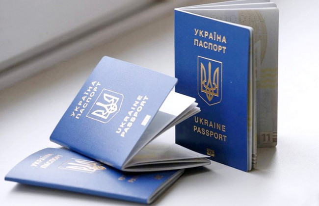 Отримання паспорта-книжечки: віряни протестують під ДМС, що «саботує» рішення Верховного Суду