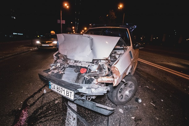 Двойное ДТП с участием трех автомобилей: в Киеве водители «не поделили дорогу»