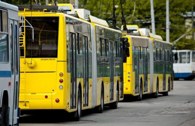 «Дверь отвалилась»: человек в Киеве на ходу выпал из троллейбуса