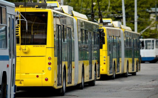 «Дверь отвалилась»: человек в Киеве на ходу выпал из троллейбуса