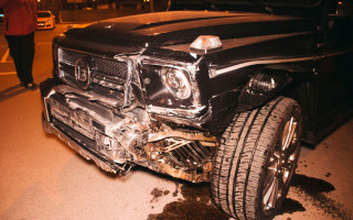 Елітна ДТП у Києві: п’яний водій протаранив Mitsubishi і зачинився в авто