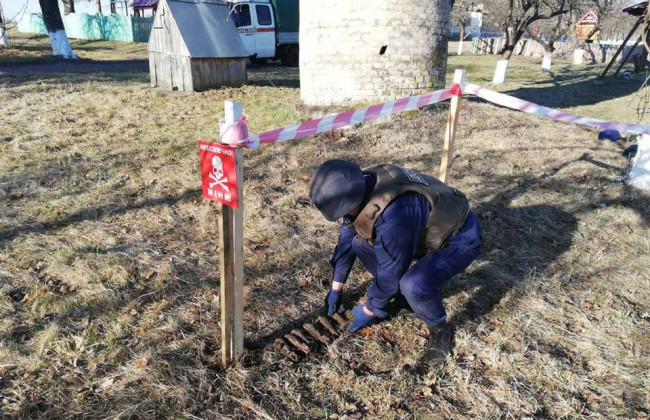 Под Киевом на игровой площадке детсада нашли шесть мин