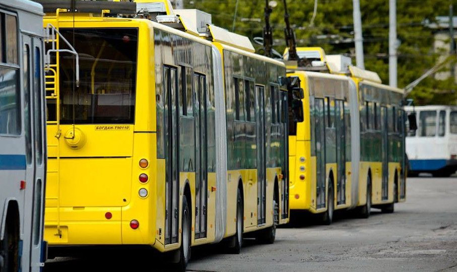 «Дверь отвалилась»: человек в Киеве на ходу выпал из троллейбуса