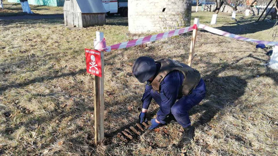 Под Киевом на игровой площадке детсада нашли шесть мин