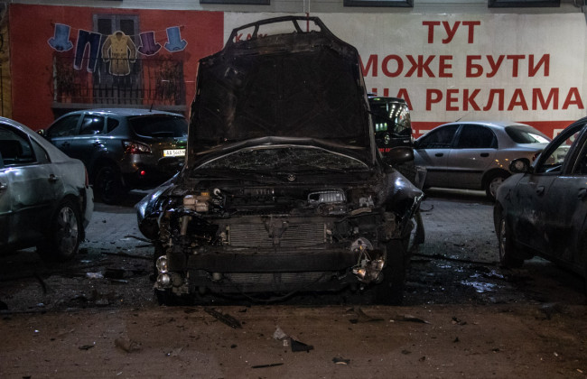 В Киеве на парковке «Ашана»  взорвался автомобиль: мужчина лишился кисти руки