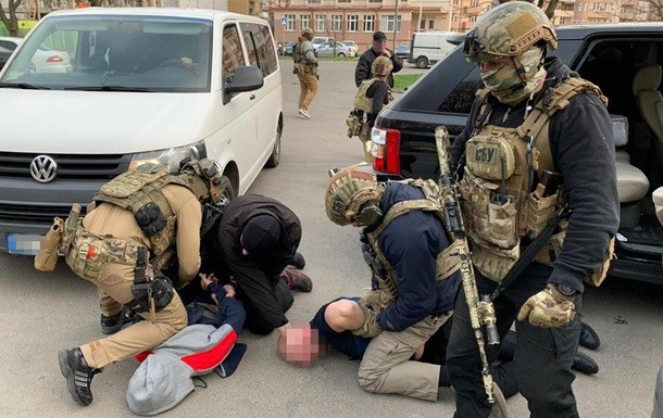 Систематически вымогали деньги: СБУ задержала опасных рэкетиров в Ужгороде
