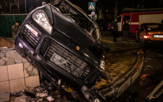 Моторошна ДТП у Києві: водій покинув палаючий Porsche і втік