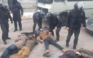 Избивал протестующих на митинге в Киеве: в деле полицейского есть детали