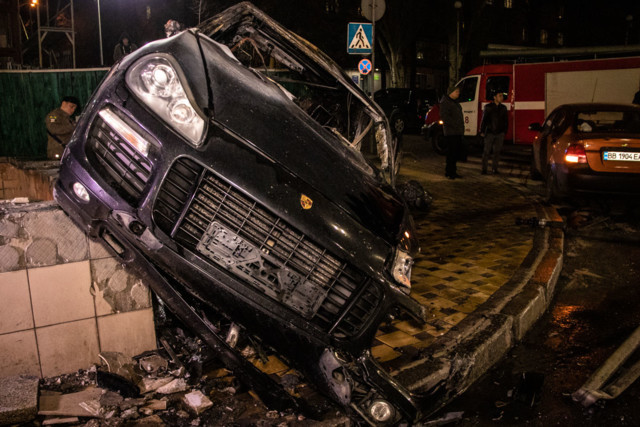 Моторошна ДТП у Києві: водій покинув палаючий Porsche і втік