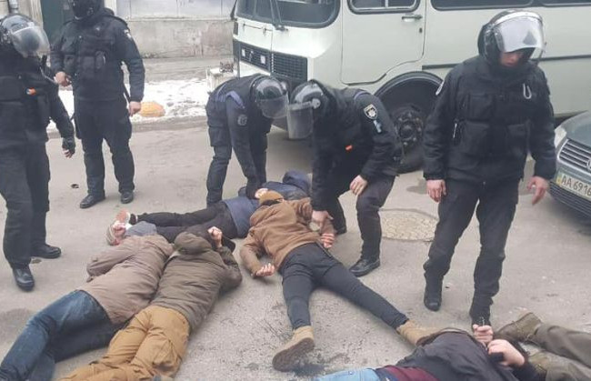 Избивал протестующих на митинге в Киеве: в деле полицейского есть детали