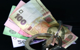 Двох правоохоронців, викритих на хабарі, відправили за ґрати