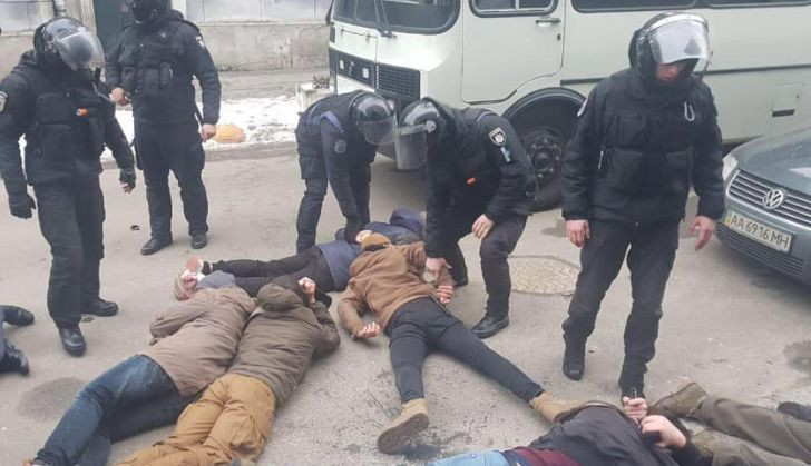 Избивал протестующих на митинге в Киеве: в деле полицейского есть детали