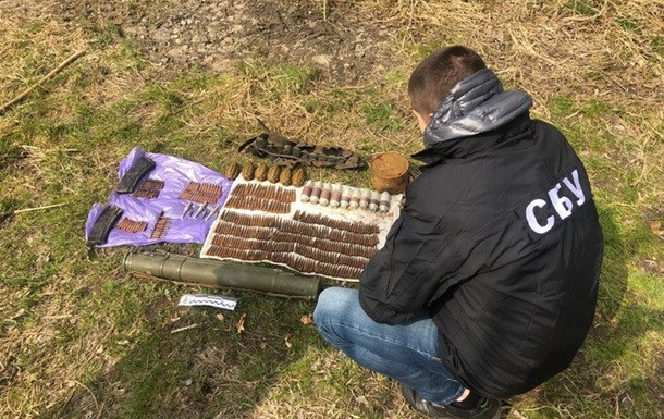 Странная находка: в винницком парке нашли арсенал оружия