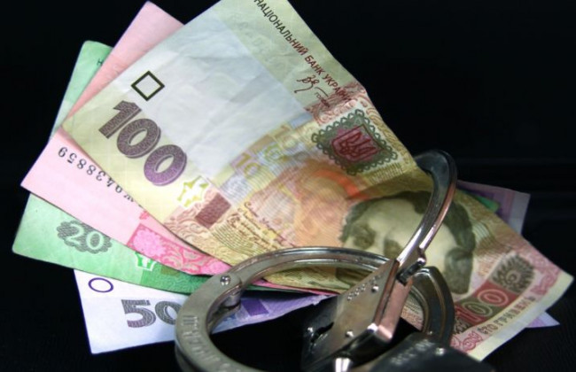 Двох правоохоронців, викритих на хабарі, відправили за ґрати