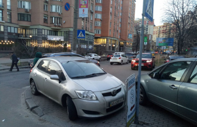 «На пішохідному переході»: киян розлютив «герой парковки»