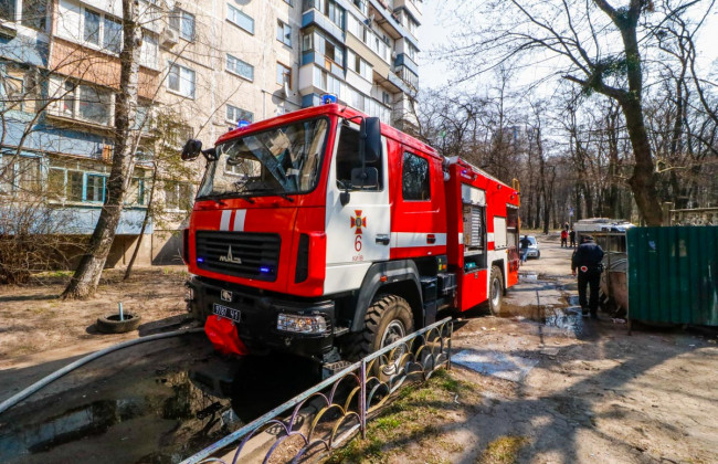 В столичной многоэтажке вспыхнула квартира: владелец сгорел заживо