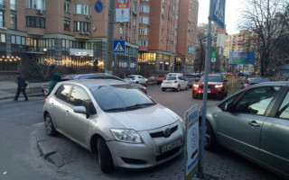 «На пішохідному переході»: киян розлютив «герой парковки»