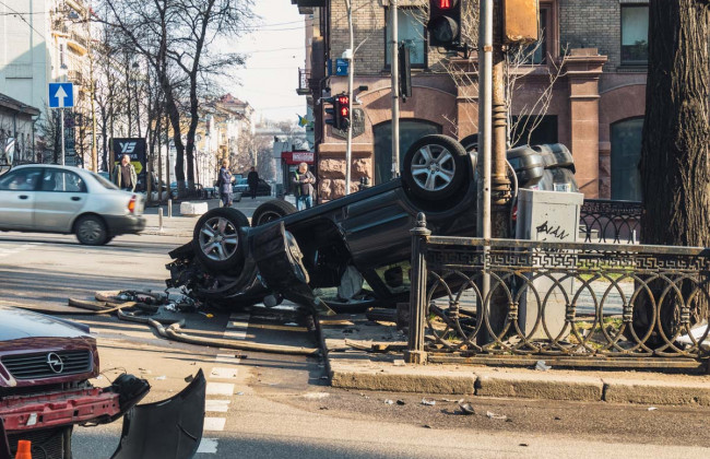 Влетел в забор и перевернулся: в Киеве произошло серьезное ДТП