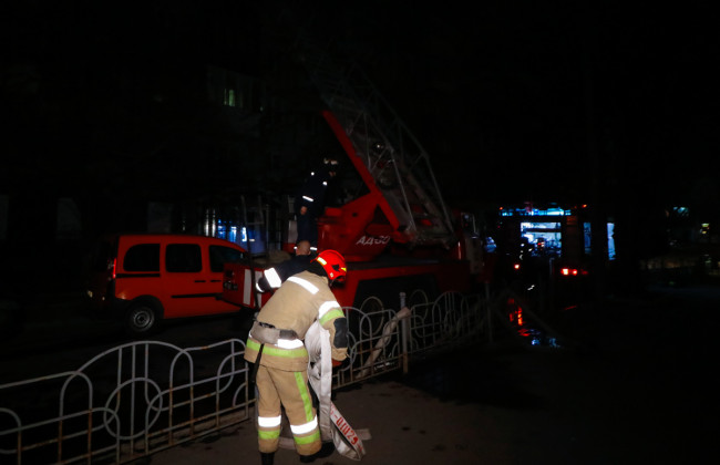В Киеве вспыхнул пожар на балконе многоэтажки: подробности происшествия