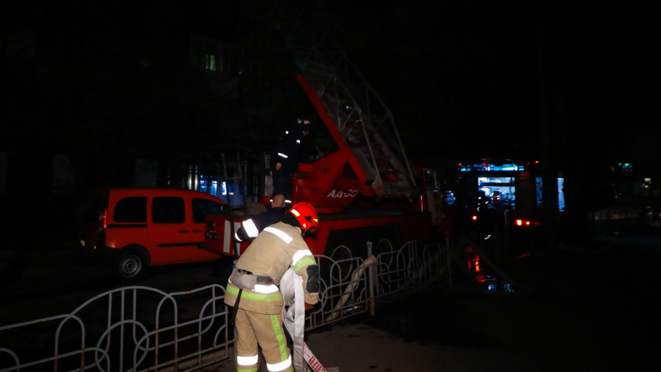 В Киеве вспыхнул пожар на балконе многоэтажки: подробности происшествия
