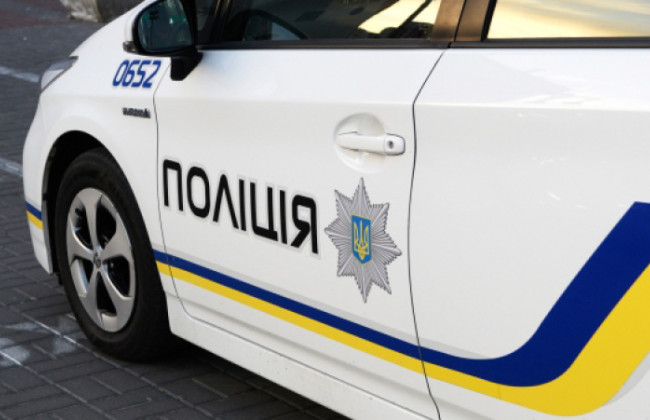 Стоит на АЗС сутки: патрульные в Киеве бросили автомобиль