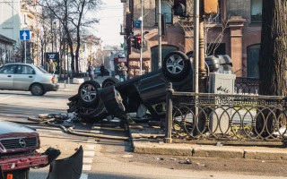 Влетел в забор и перевернулся: в Киеве произошло серьезное ДТП