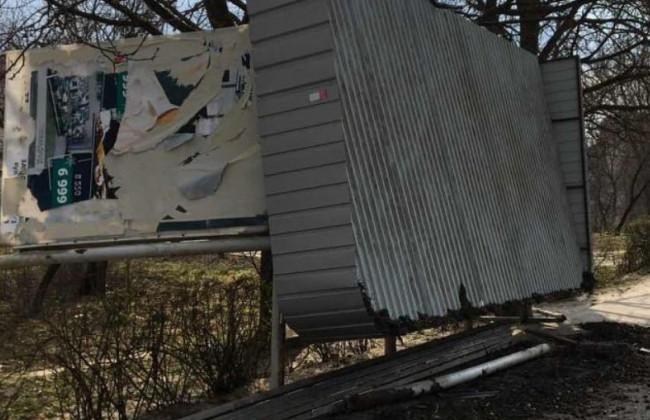 В Тернополе автомобиль снес остановку с людьми: есть пострадавшие