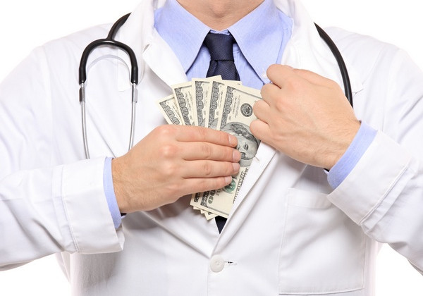 Скандал під Києвом: головний лікар викрав карету «швидкої»