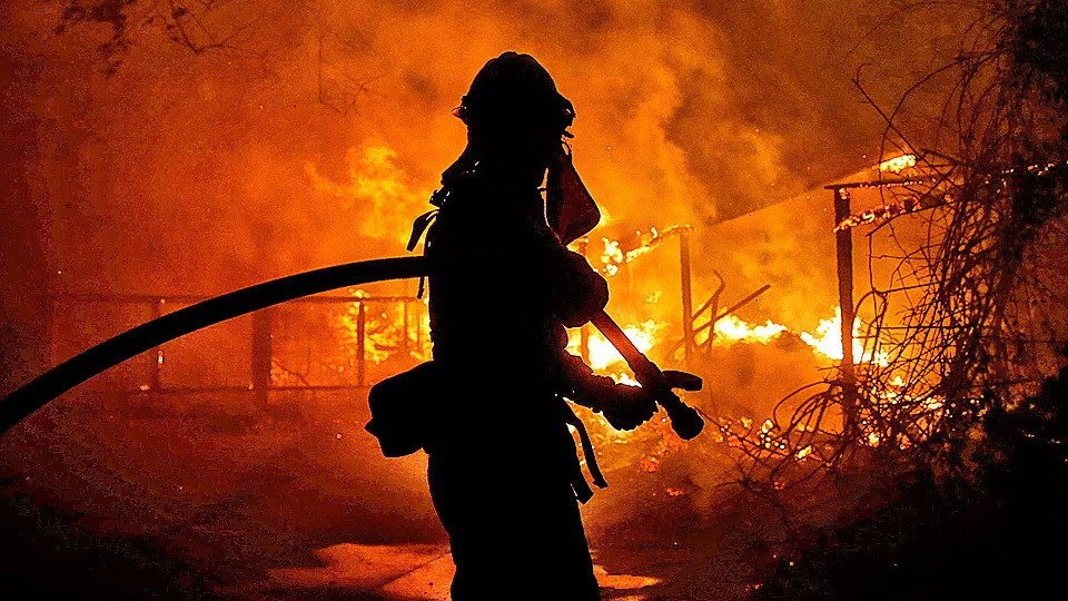 Масштабный пожар в Киеве: в сети показали шокирующие последствия