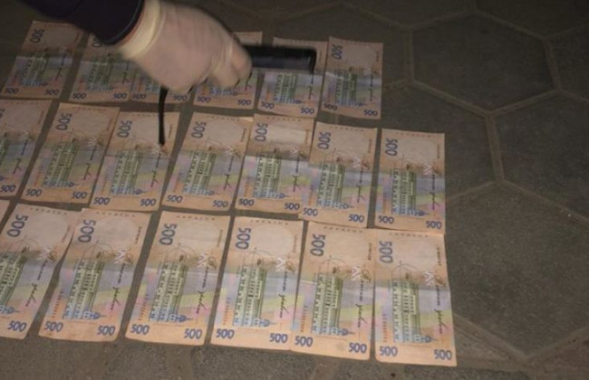 Отримав 10 000 гривень хабара: ДБР затримало оперуповноваженого ДФС