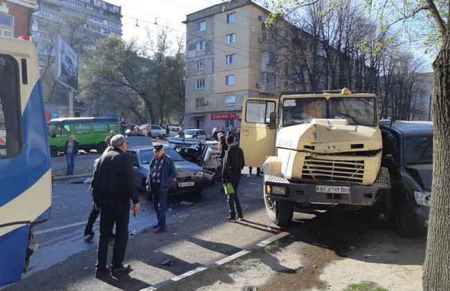 Серьезное ДТП в Днепре: грузовик протаранил 11 автомобилей, есть пострадавшие