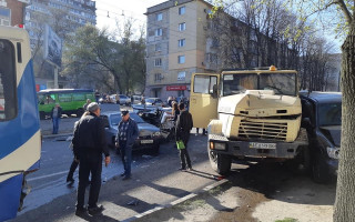 Серьезное ДТП в Днепре: грузовик протаранил 11 автомобилей, есть пострадавшие
