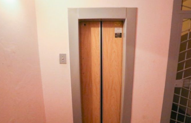 Врачи вместе с пациенткой после клинической смерти застряли в лифте Харькова