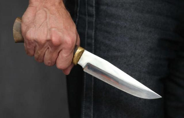 Вдарив ножем сусіда через непристойності на адресу дружини: суд виніс вирок