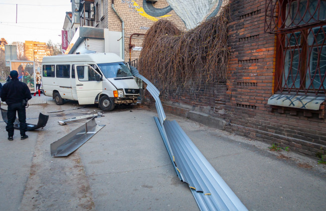 В Днепре маршрутка сбила мужчину на тротуаре: подробности происшествия