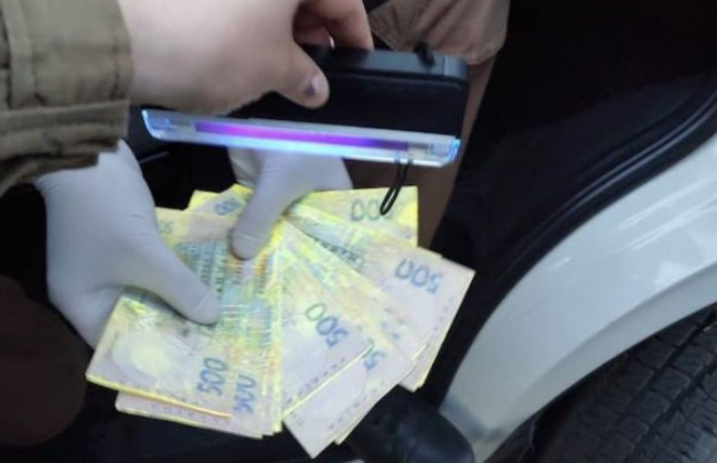 Брав хабарі: на Луганщині затримали керівника управління ДФС