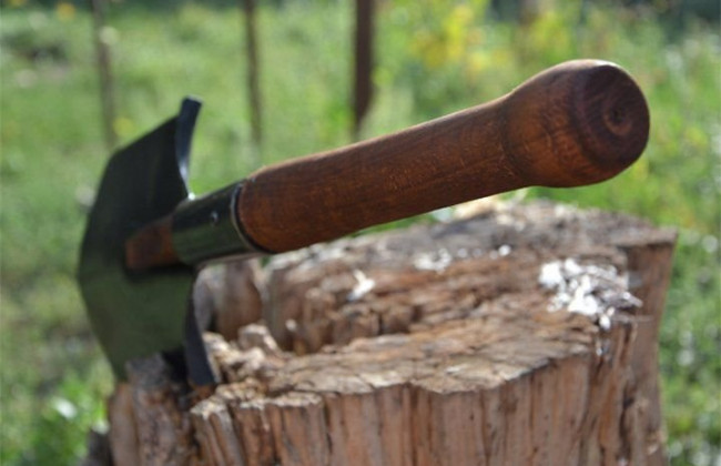 Вдарила сусідку лопатою по голові: суд призначив покарання жінці