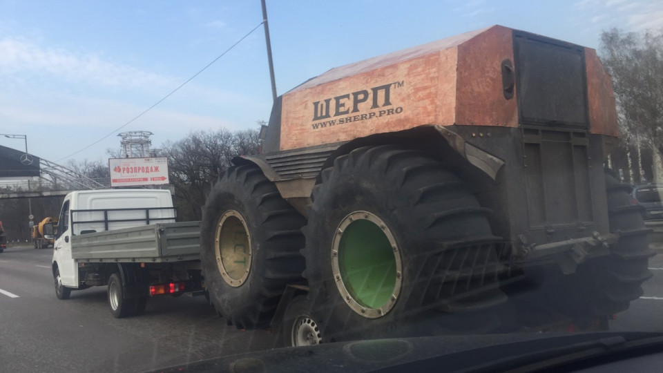 Уникальный автомобиль-амфибию заметили в Киеве