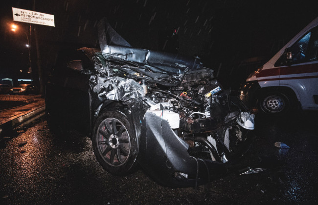 В центре Киева Hyundai влетел в грузовой Ford: есть пострадавшие