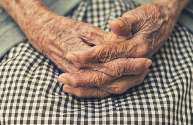 Черепно-мозговая  травма и ушибы глаз: неизвестные избили и ограбили пенсионеров