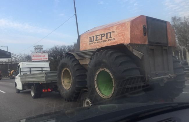 Уникальный автомобиль-амфибию заметили в Киеве