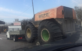 Уникальный автомобиль-амфибию заметили в Киеве
