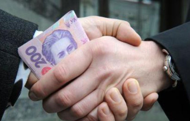 Погоріли на великих хабарах: суд обрав запобіжний захід чиновнику та підприємцю