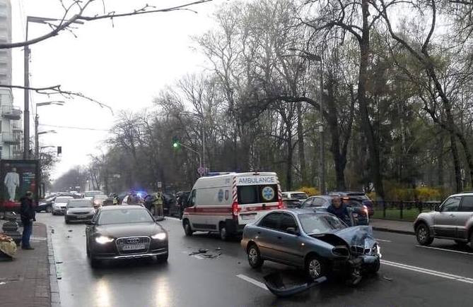 Есть пострадавшие: в Киеве произошло тройное ДТП