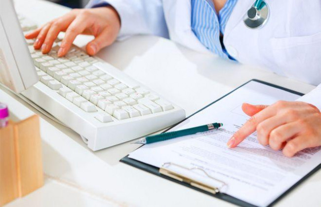 Больничный: украинцам несколько недель задерживают выплаты