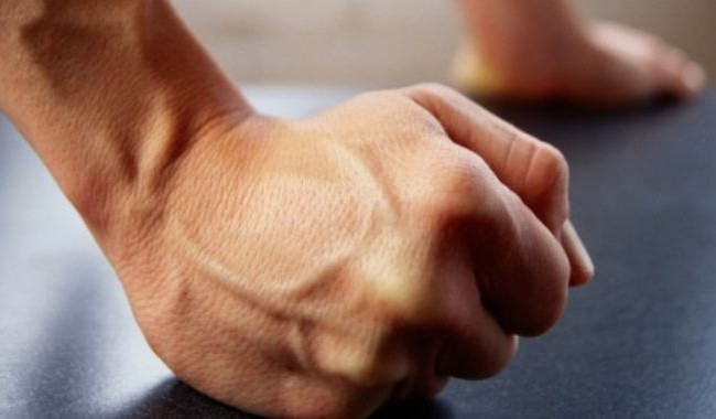 Избивали и пытали: под Киевом злоумышленники «выбивали» из мужчины признание