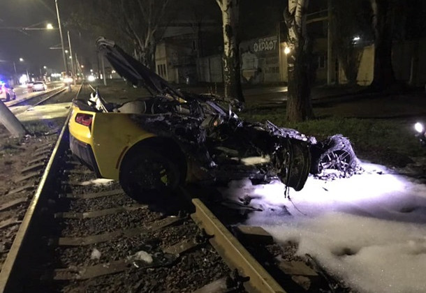 «Элитное» ДТП в Одессе: спорткар сгорел дотла