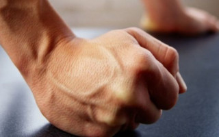 Избивали и пытали: под Киевом злоумышленники «выбивали» из мужчины признание