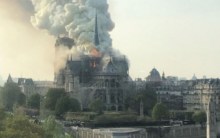 Мощный пожар разрушил собор Парижской богоматери, фото